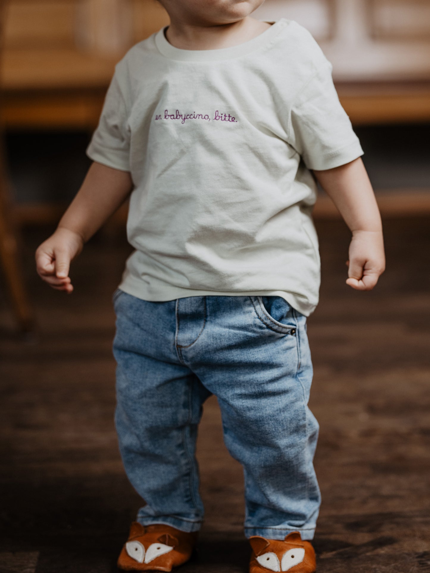 Model mit T-Shirt En Babyccino bitte