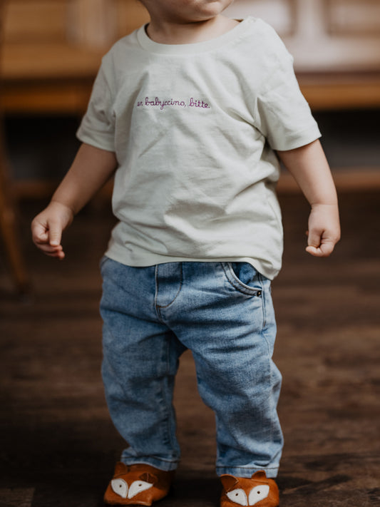 Model mit T-Shirt En Babyccino bitte