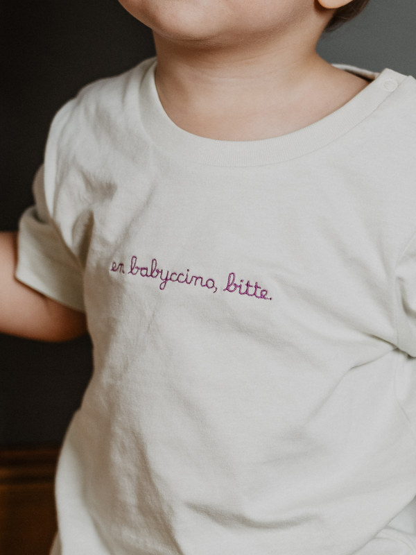 Model mit T-Shirt En Babyccino bitte