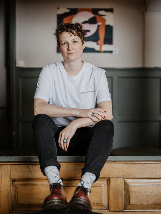 Model mit T-Shirt Immerno hässig