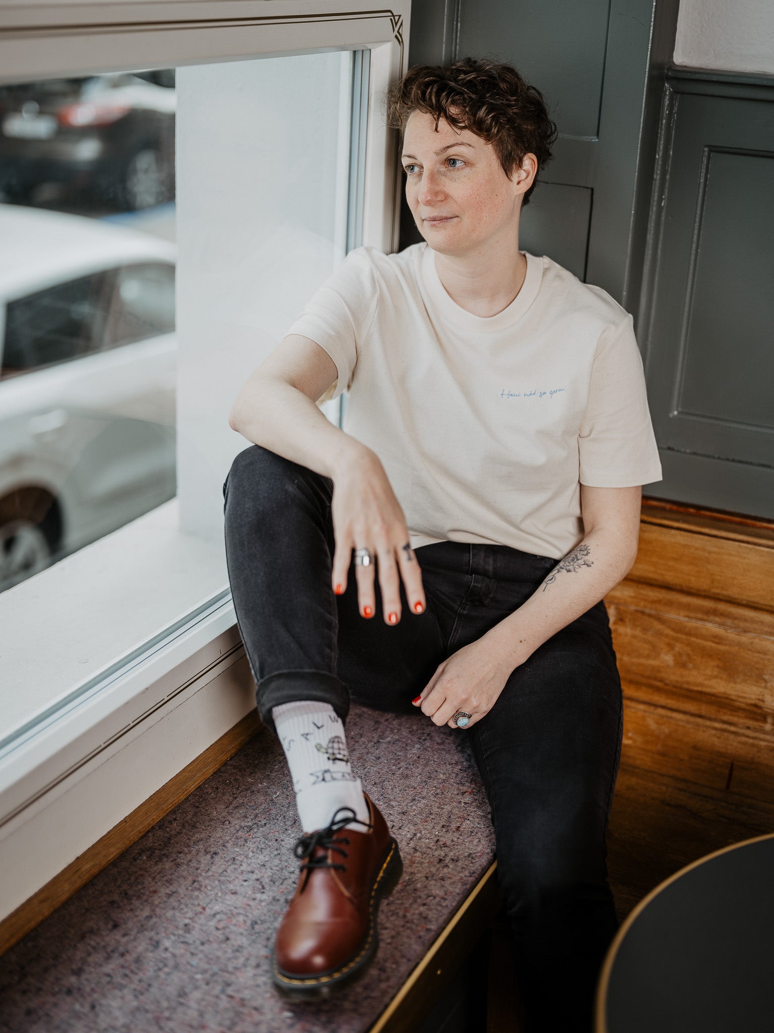 Model mit T-Shirt Hani nöd so gern
