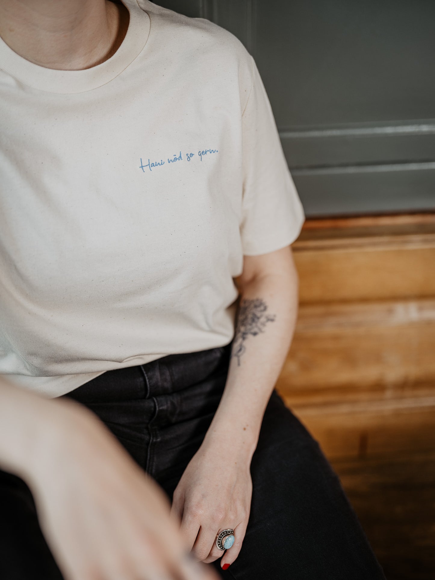 Model mit T-Shirt Hani nöd so gern Close Up