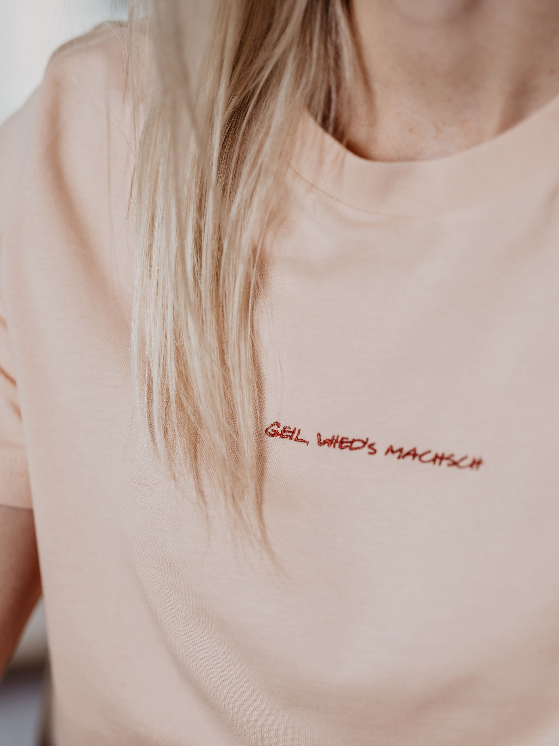 Model mit T-Shirt Geil wied's machsch Close Up