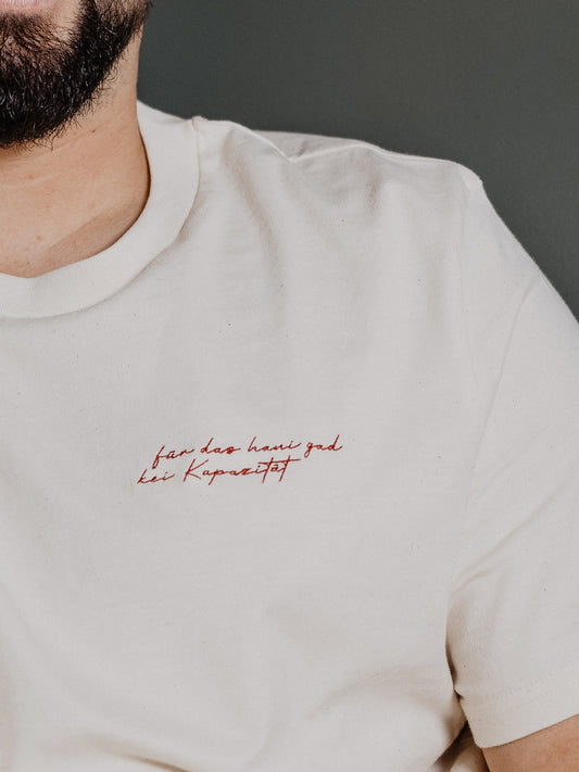 Model mit T-Shirt Für das hani gad kei Kapazität Close Up