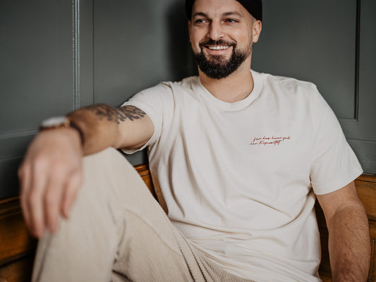 Model mit T-Shirt Für das hani gad kei Kapazität