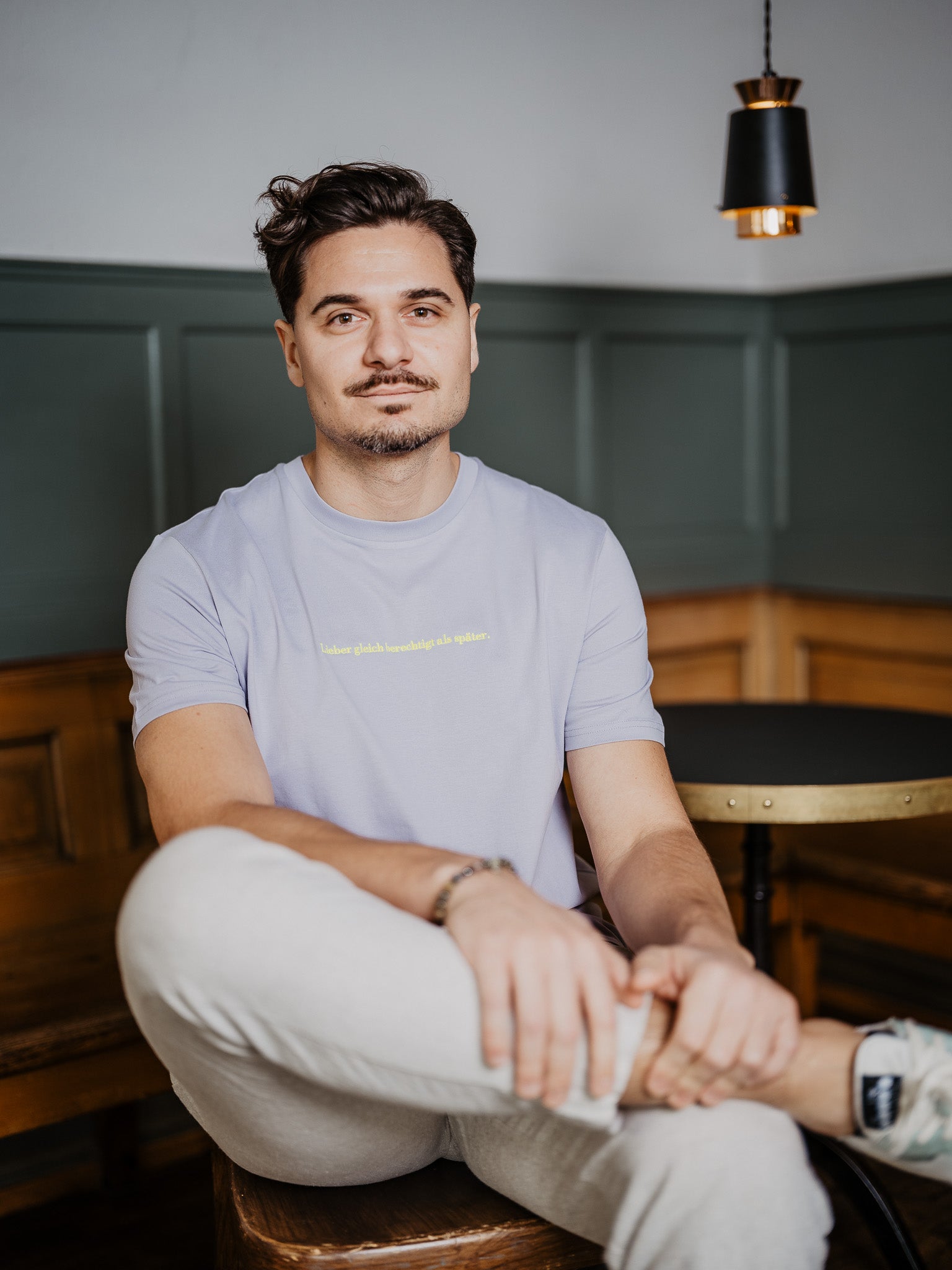 Model mit T-Shirt Lieber gleich berechtigt als später