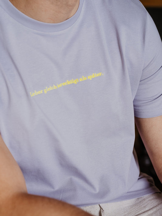 Model mit T-Shirt Lieber gleich berechtigt als später Close Up