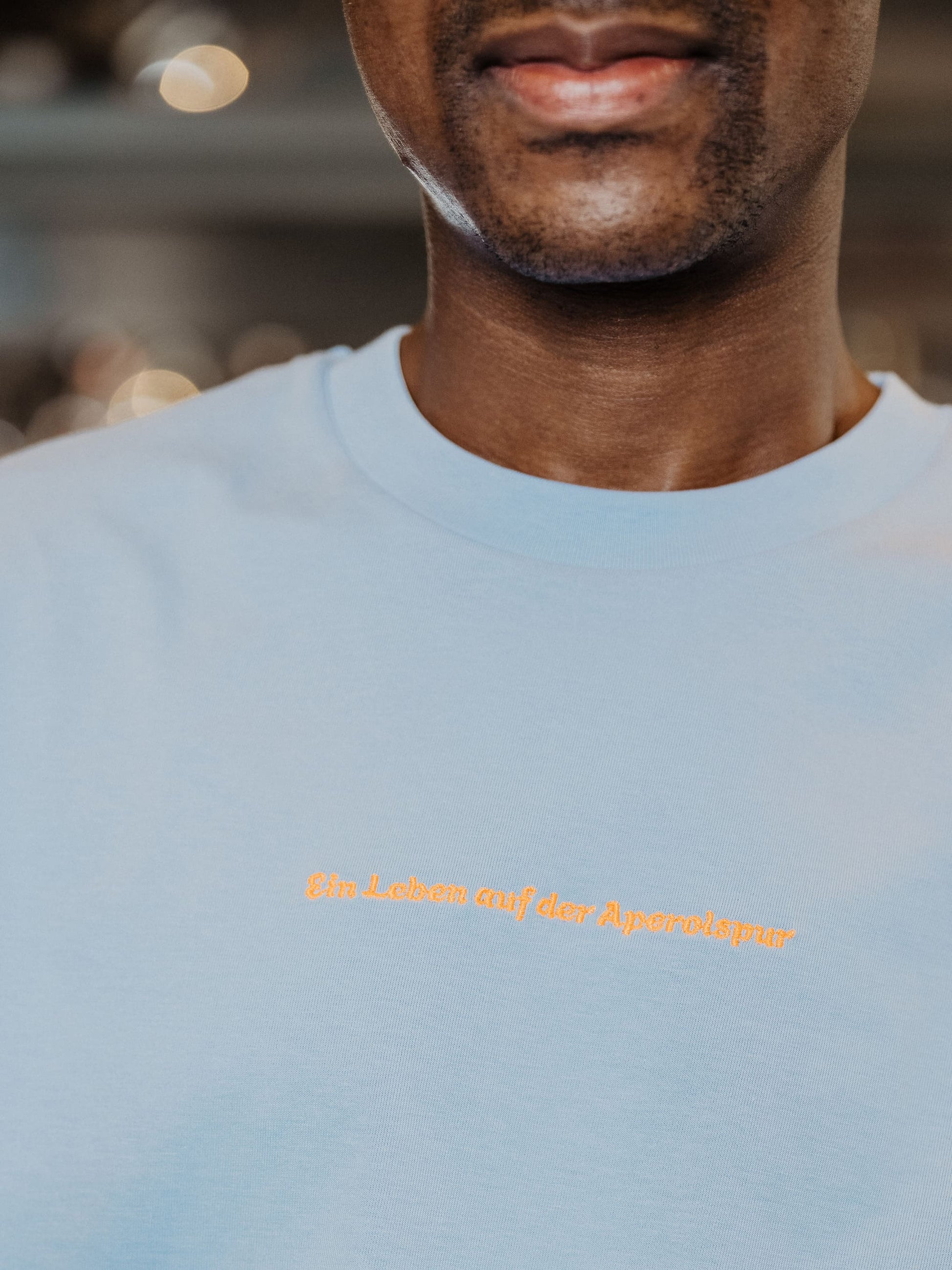 Model mit T-Shirt Ein Leben auf der Aperolspur Close Up