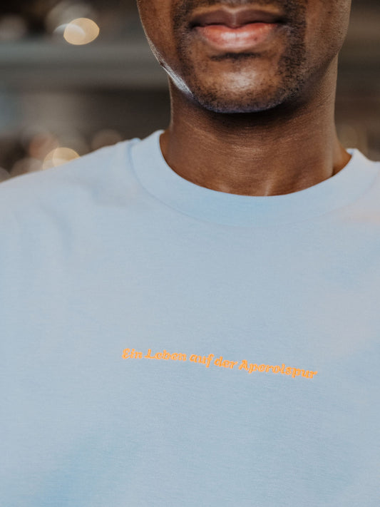 Model mit T-Shirt Ein Leben auf der Aperolspur Close Up
