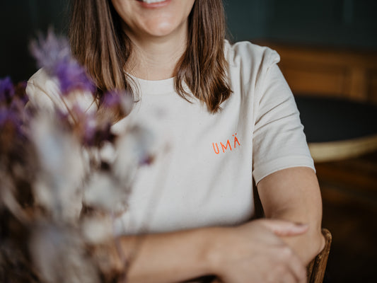 Model mit T-Shirt Umä Close Up