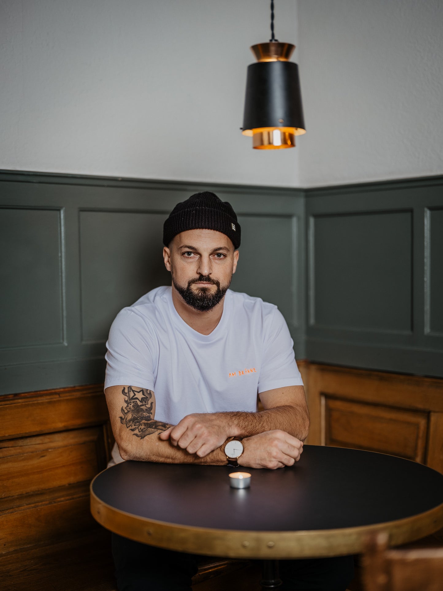 Model mit T-Shirt Am Bränne
