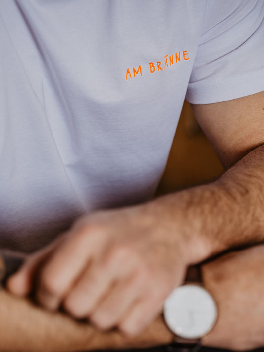 Model mit T-Shirt Am Bränne Close Up