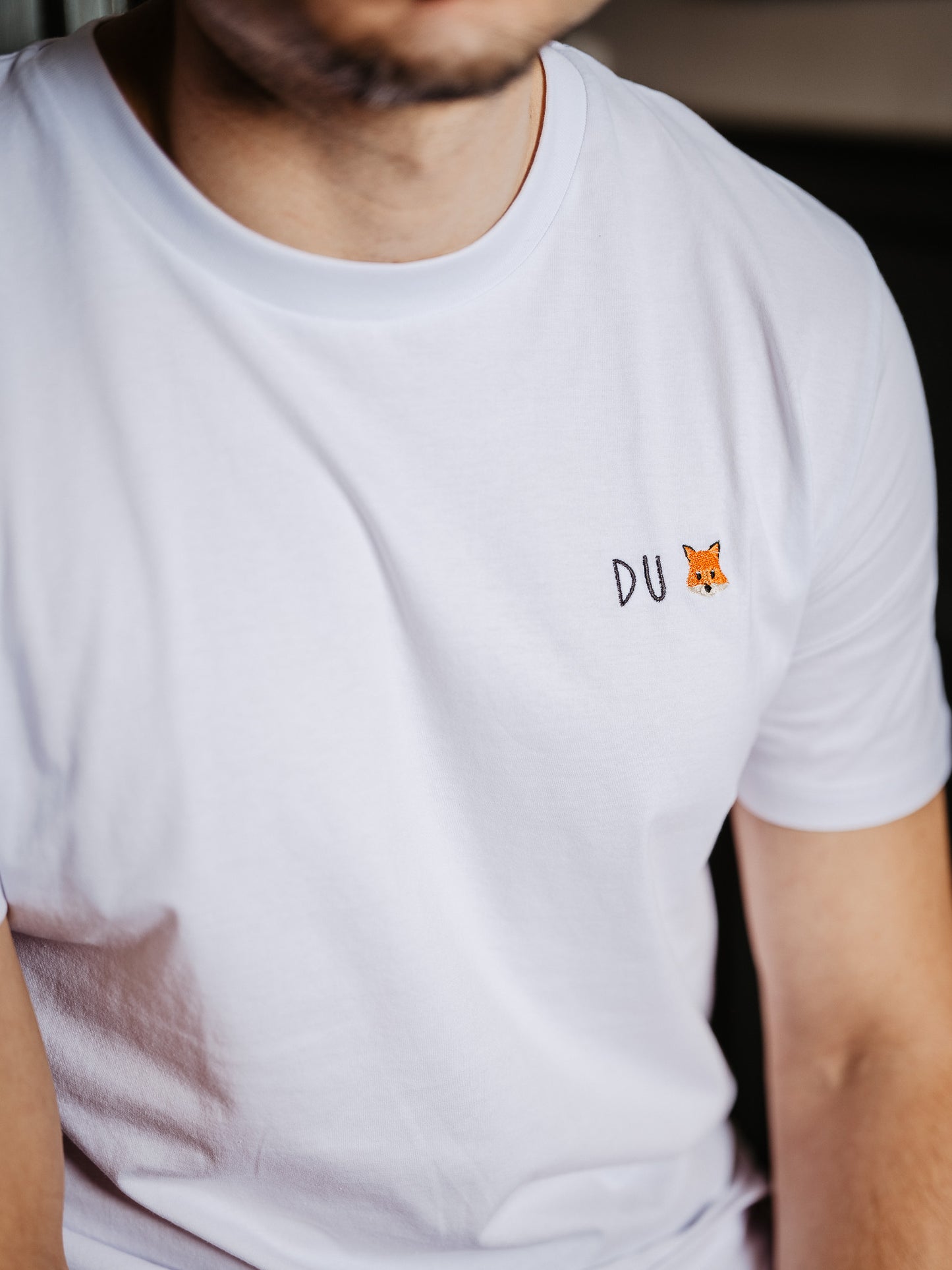 Model mit T-Shirt Du Fuchs Close Up