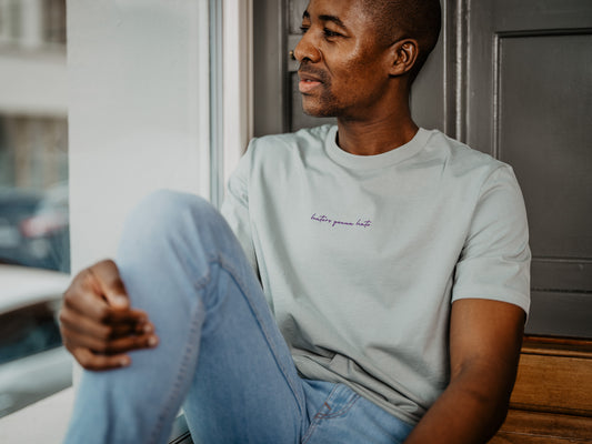 Model mit T-Shirt Haters gonna hate