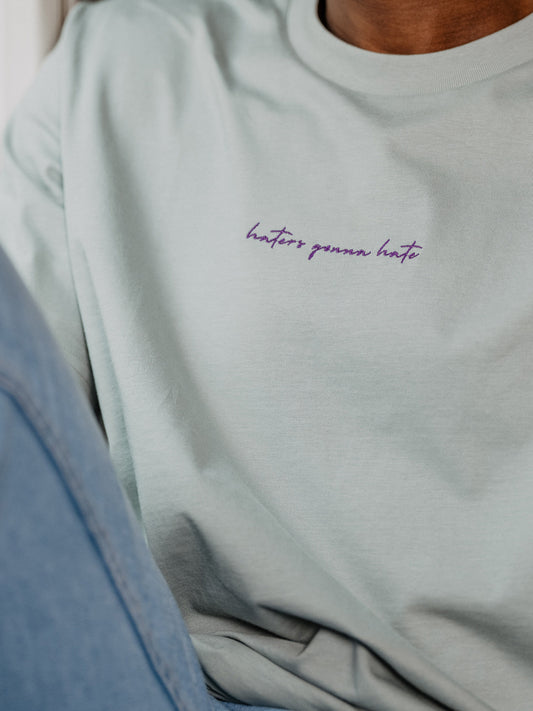 Model mit T-Shirt Haters gonna hate Close Up