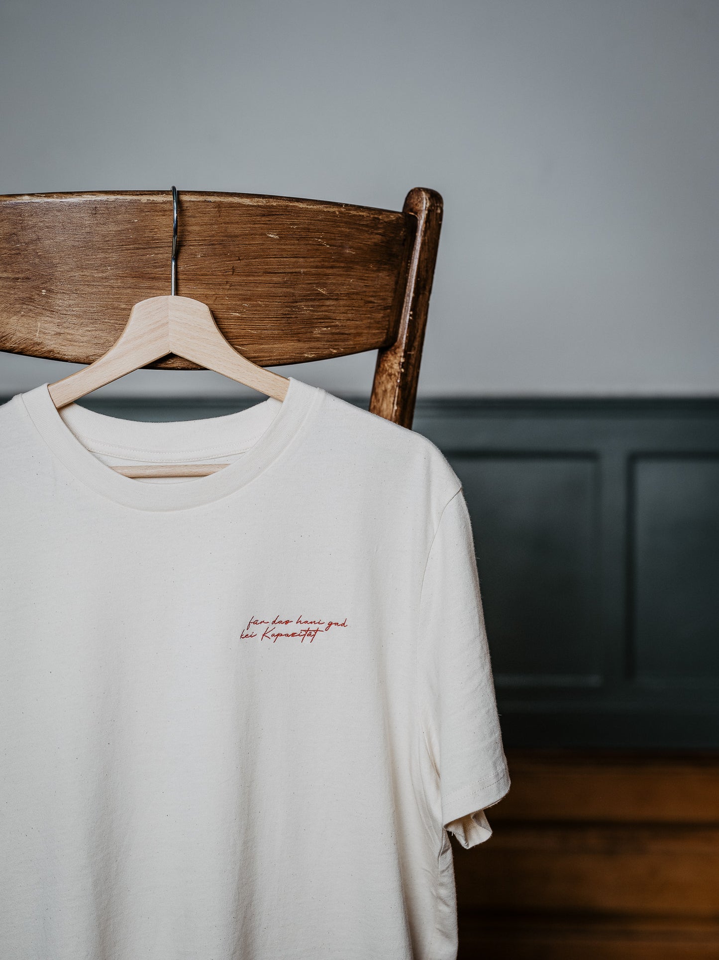 T-Shirt Für das hani gad kei Kapazität hängt am Stuhl