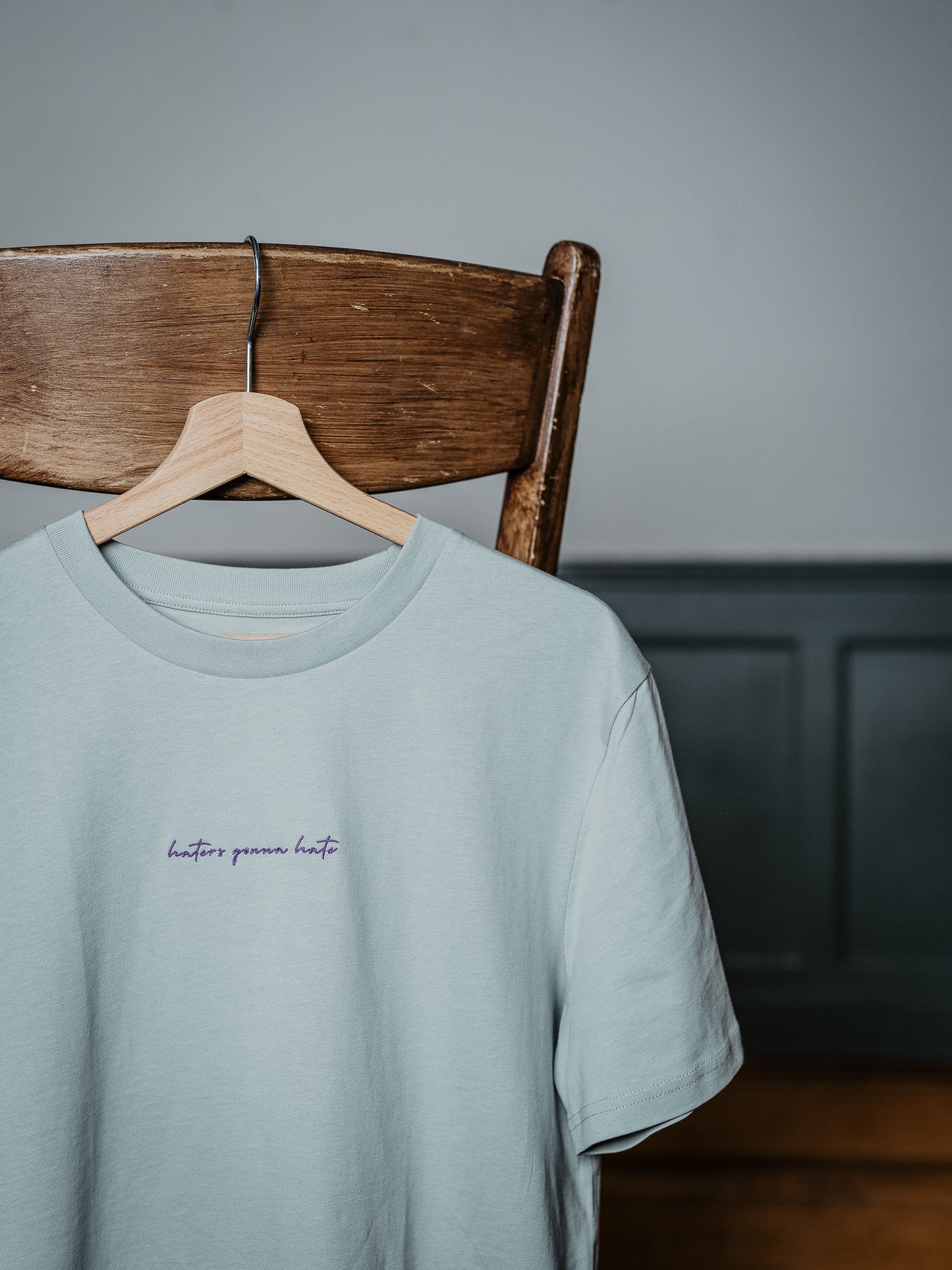 T-Shirt Haters gonna hate hängt am Stuhl