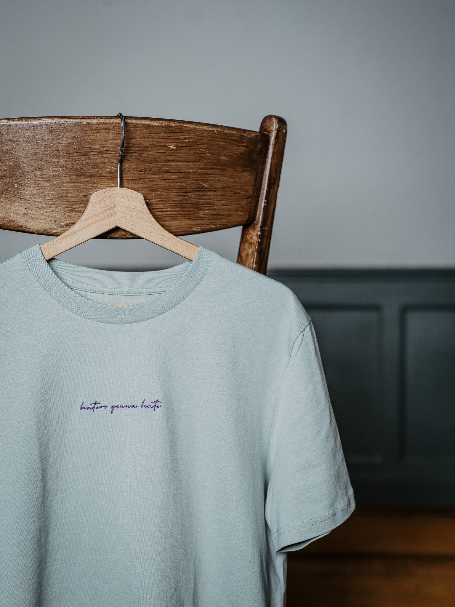 T-Shirt Haters gonna hate hängt am Stuhl