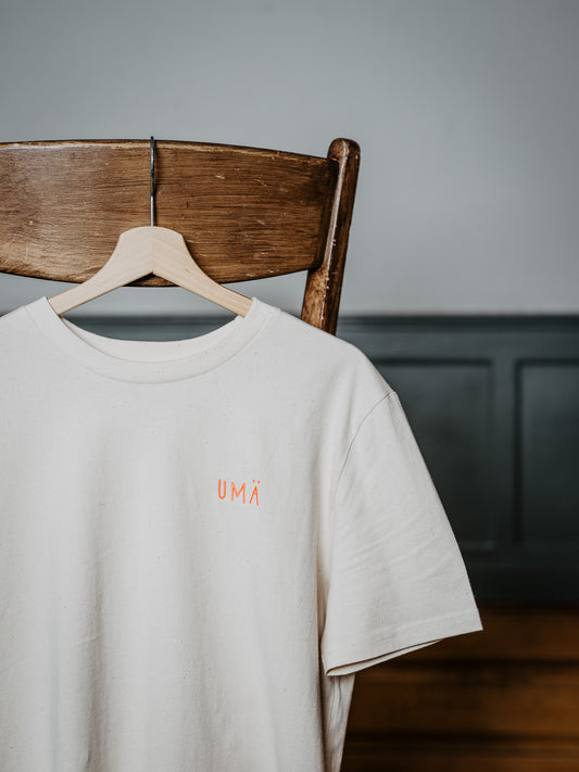 T-Shirt Umä hängt am Stuhl
