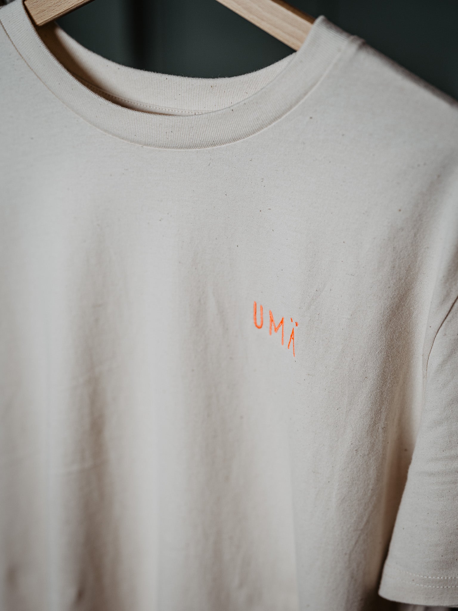 T-Shirt Umä hängt am Stuhl