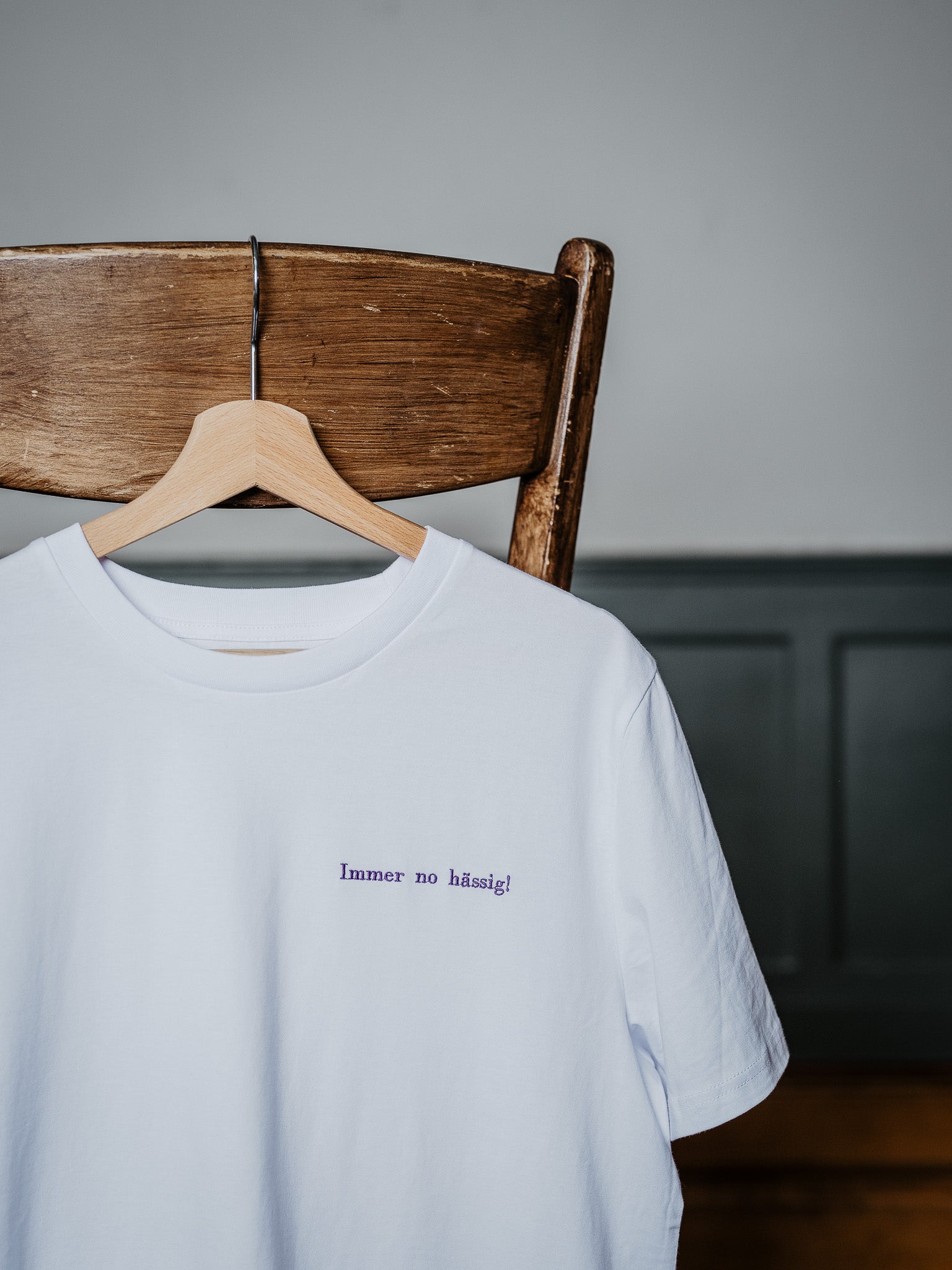 T-Shirt Immer no hässig hängt am Stuhl