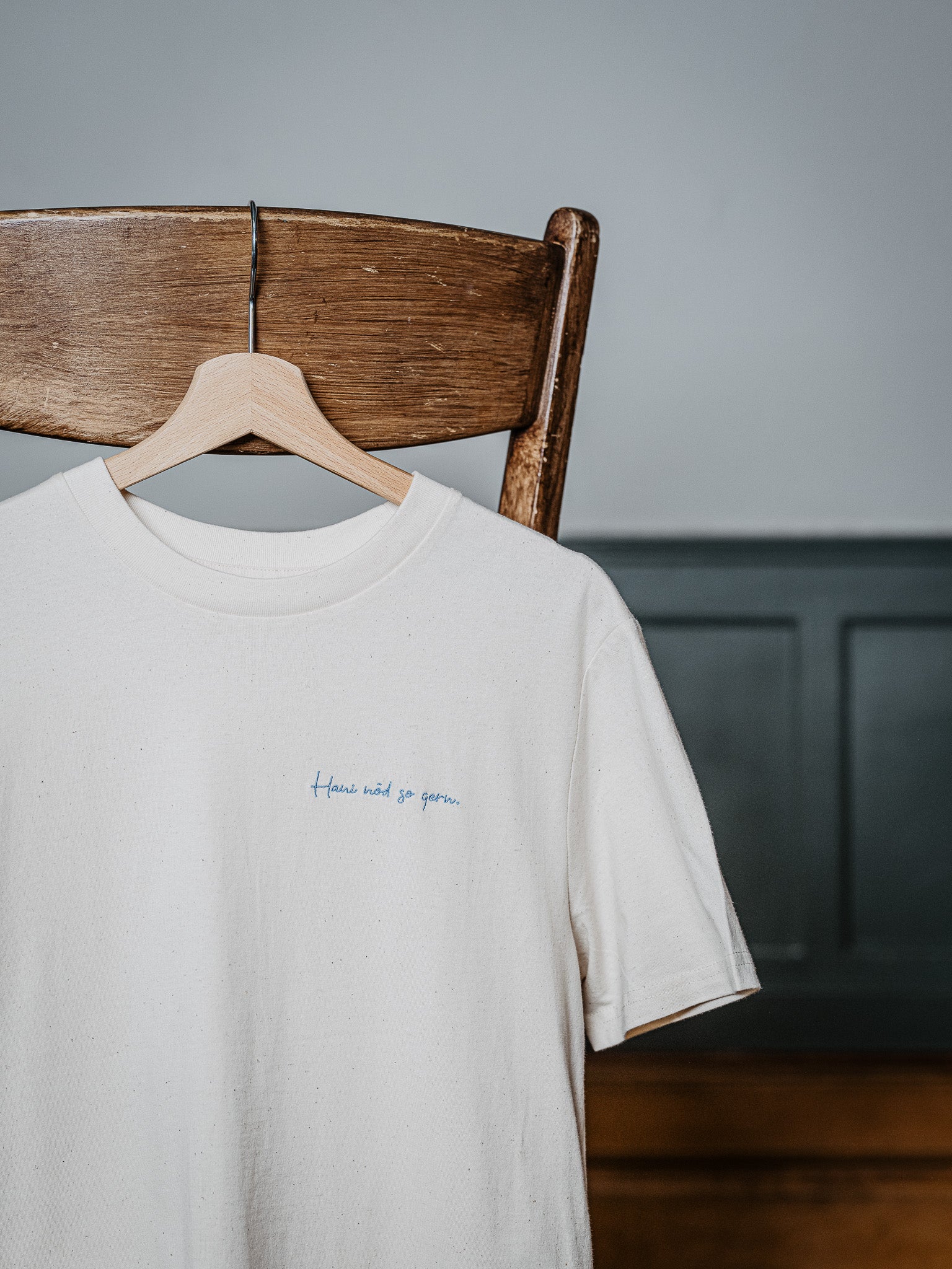 T-Shirt Hani nöd so gern hängt am Stuhl