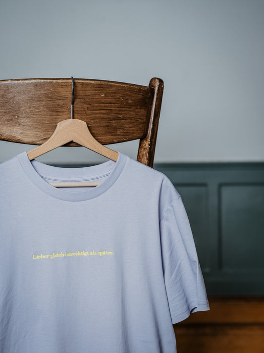 T-Shirt Lieber gleich berechtigt als später hängt am Stuhl