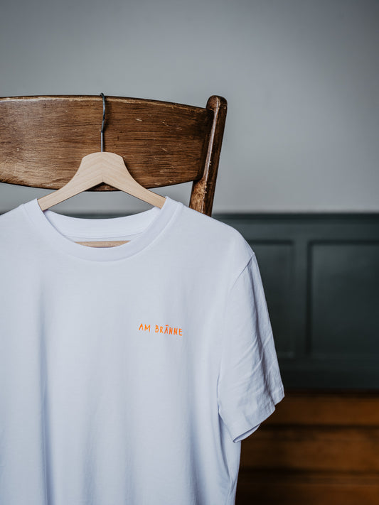 T-Shirt Am bränne hängt am Stuhl