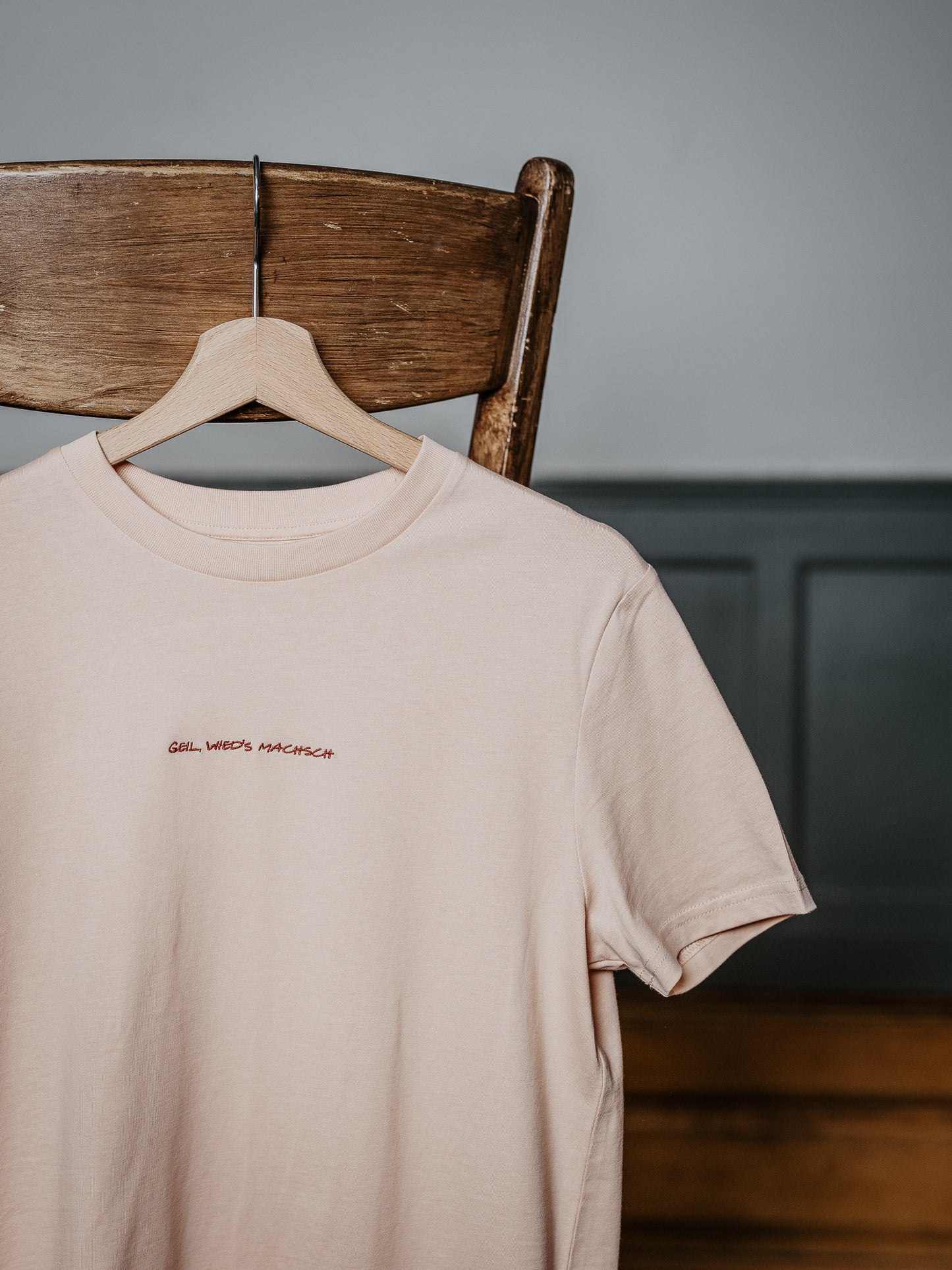 T-Shirt Geil wied's machsch hängt am Stuhl