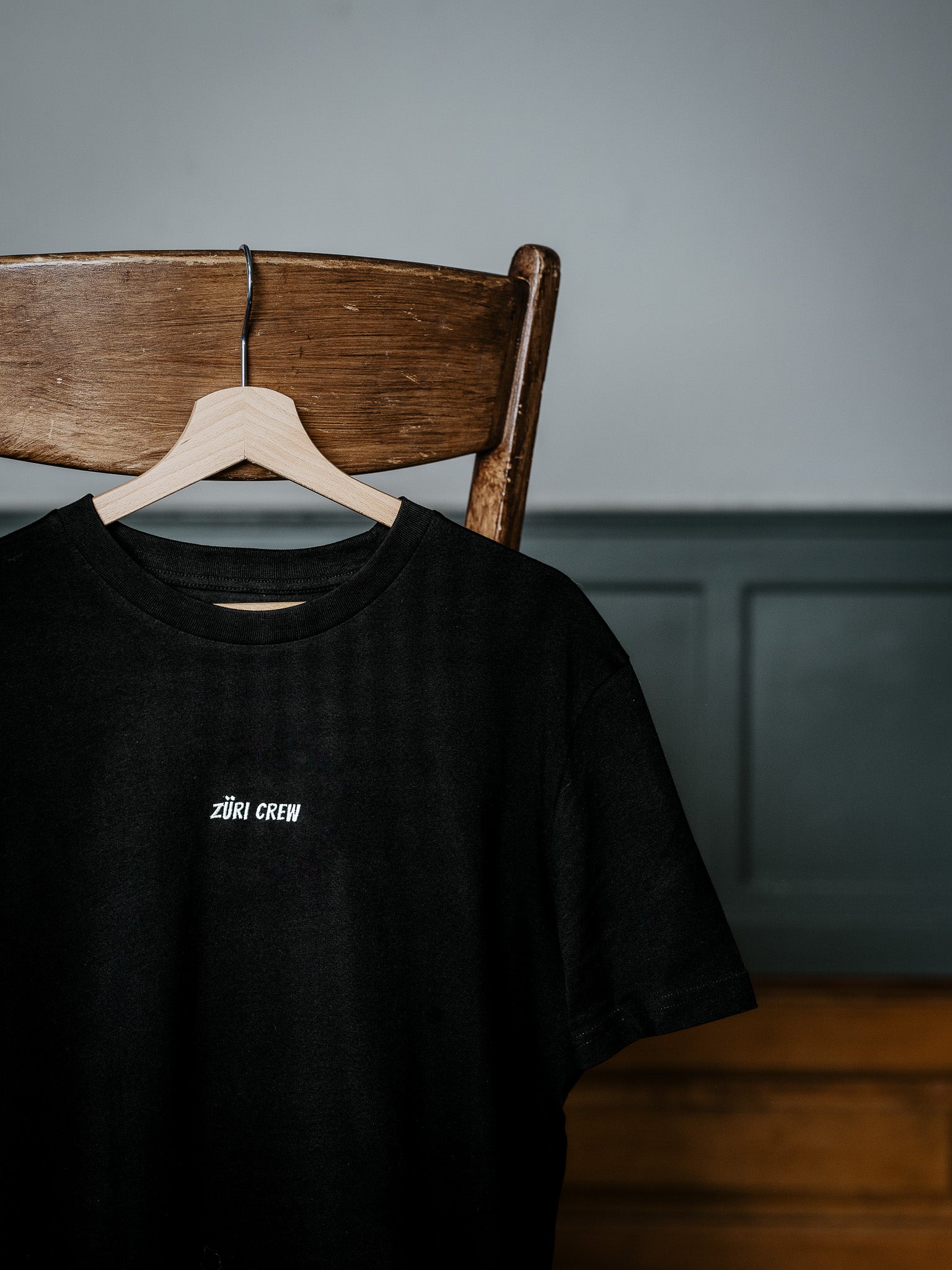 T-Shirt Züri Crew hängt am Stuhl