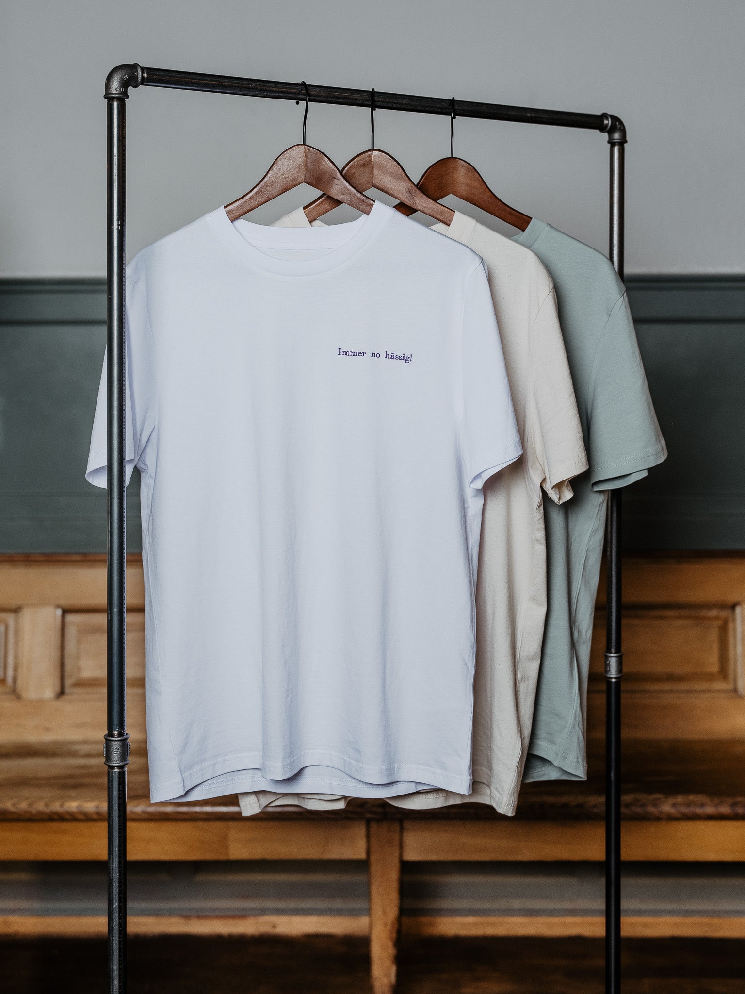 T-Shirt Immerno hässig hängt an Kleiderstange