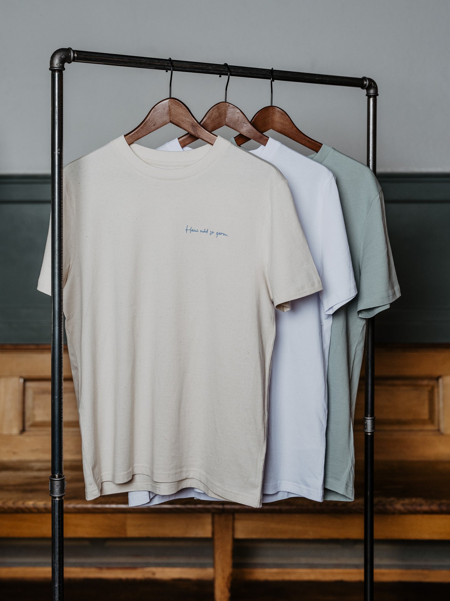 T-Shirt Hani nöd so gern hängt an Kleiderstange