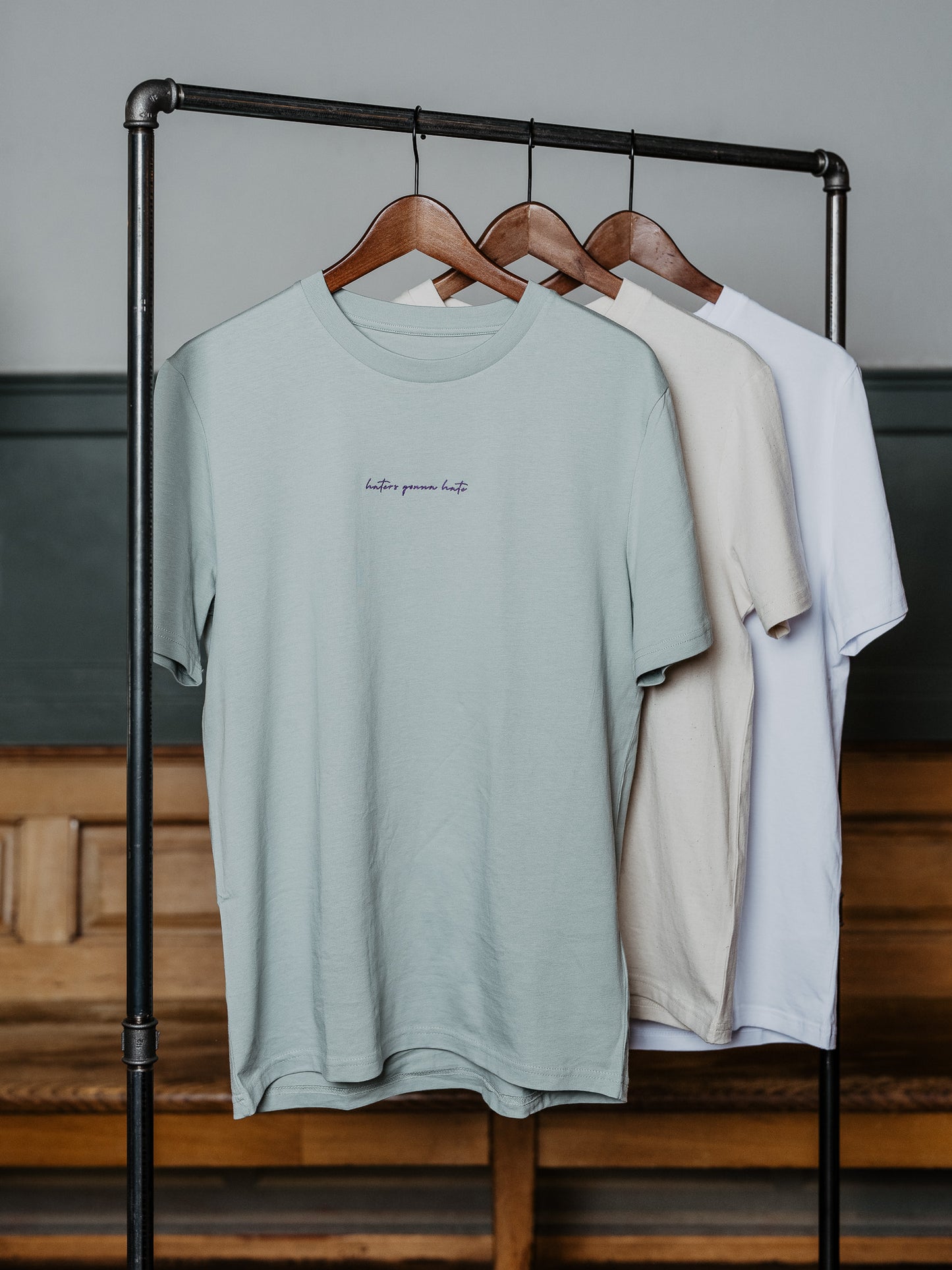 T-Shirt Haters gonna hate hängt an Kleiderstange