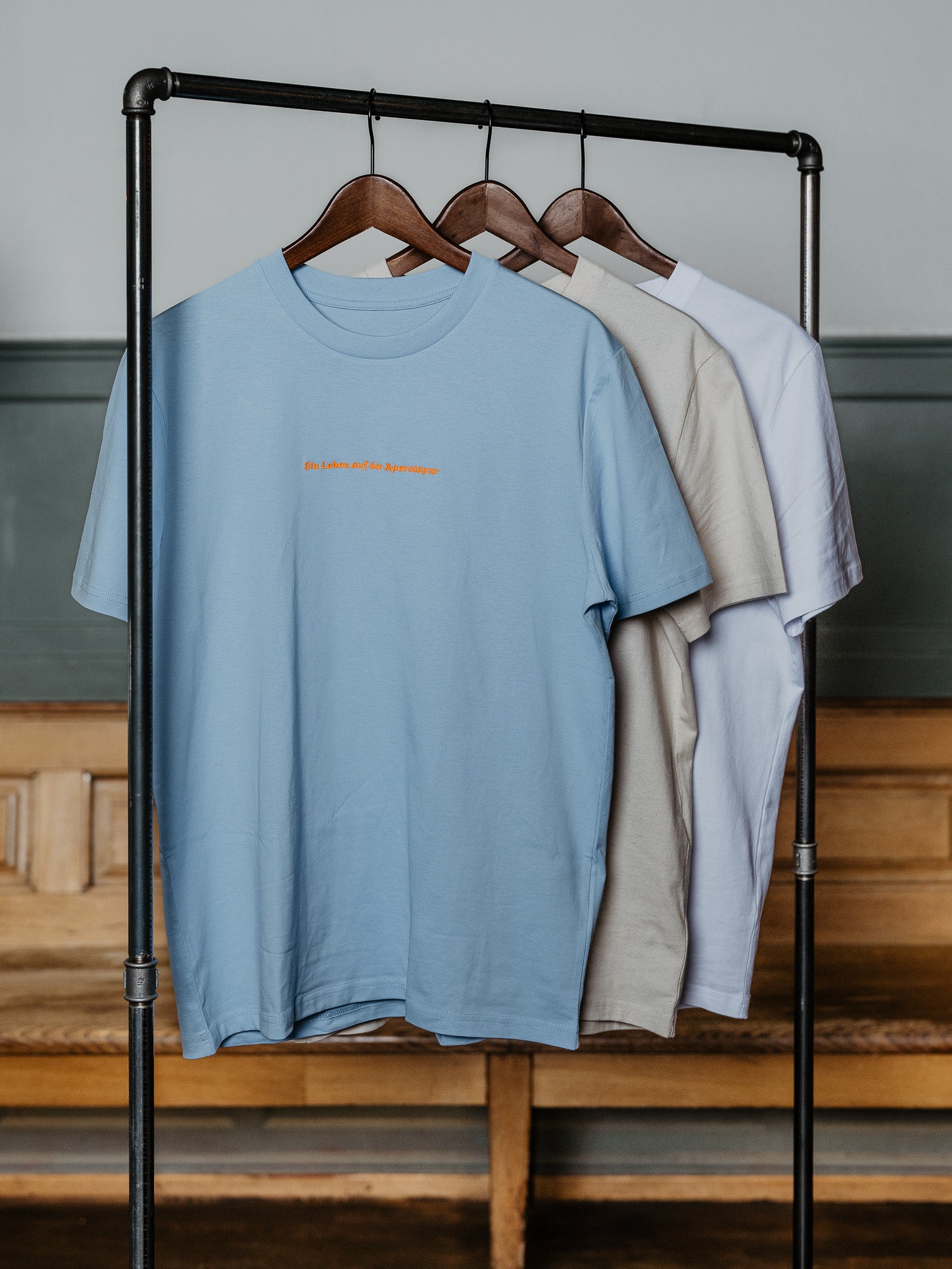 T-Shirt Ein Leben auf der Aperolspur hängt an Kleiderstange