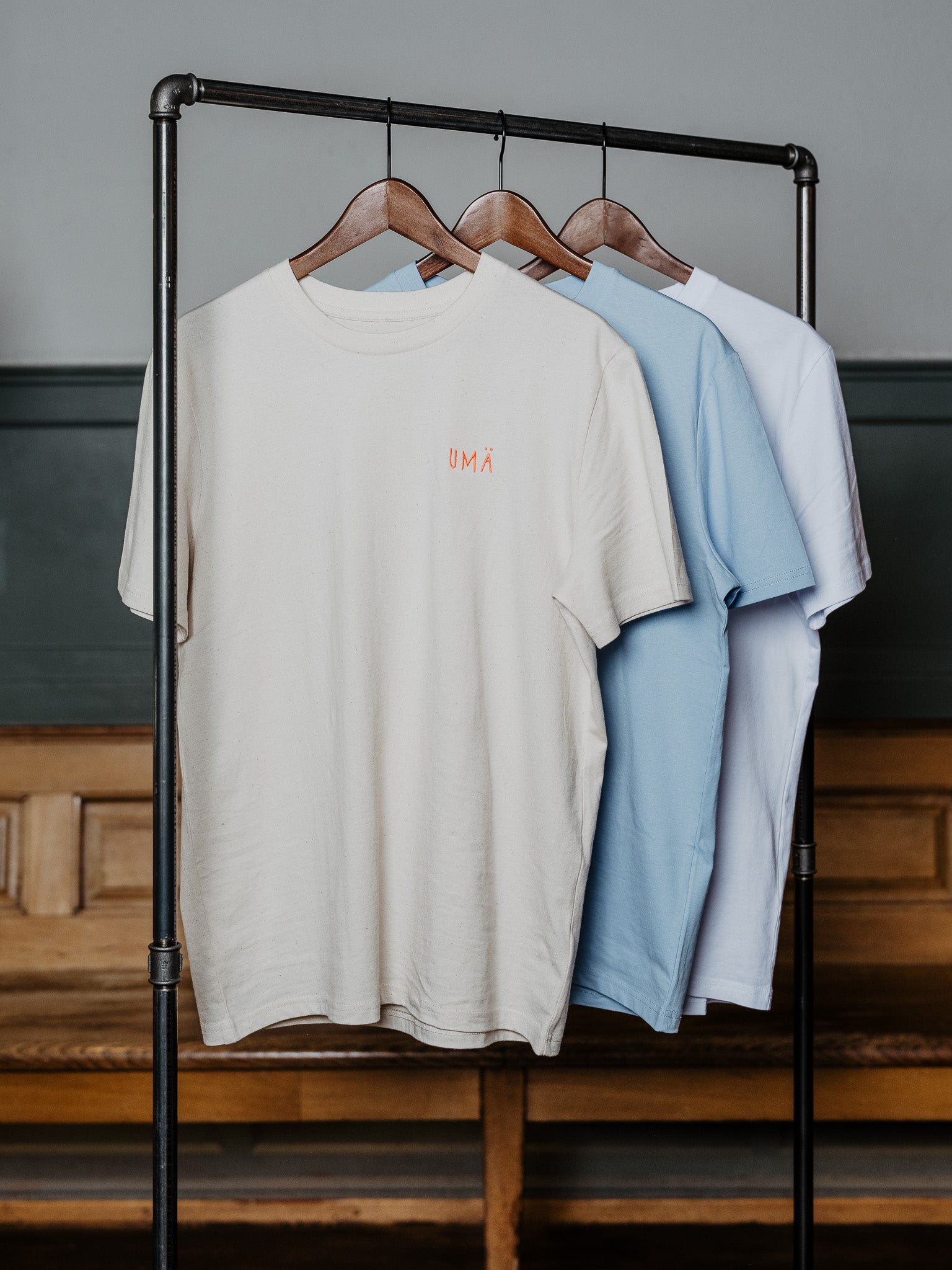 T-Shirt Umä hängt an Kleiderstange