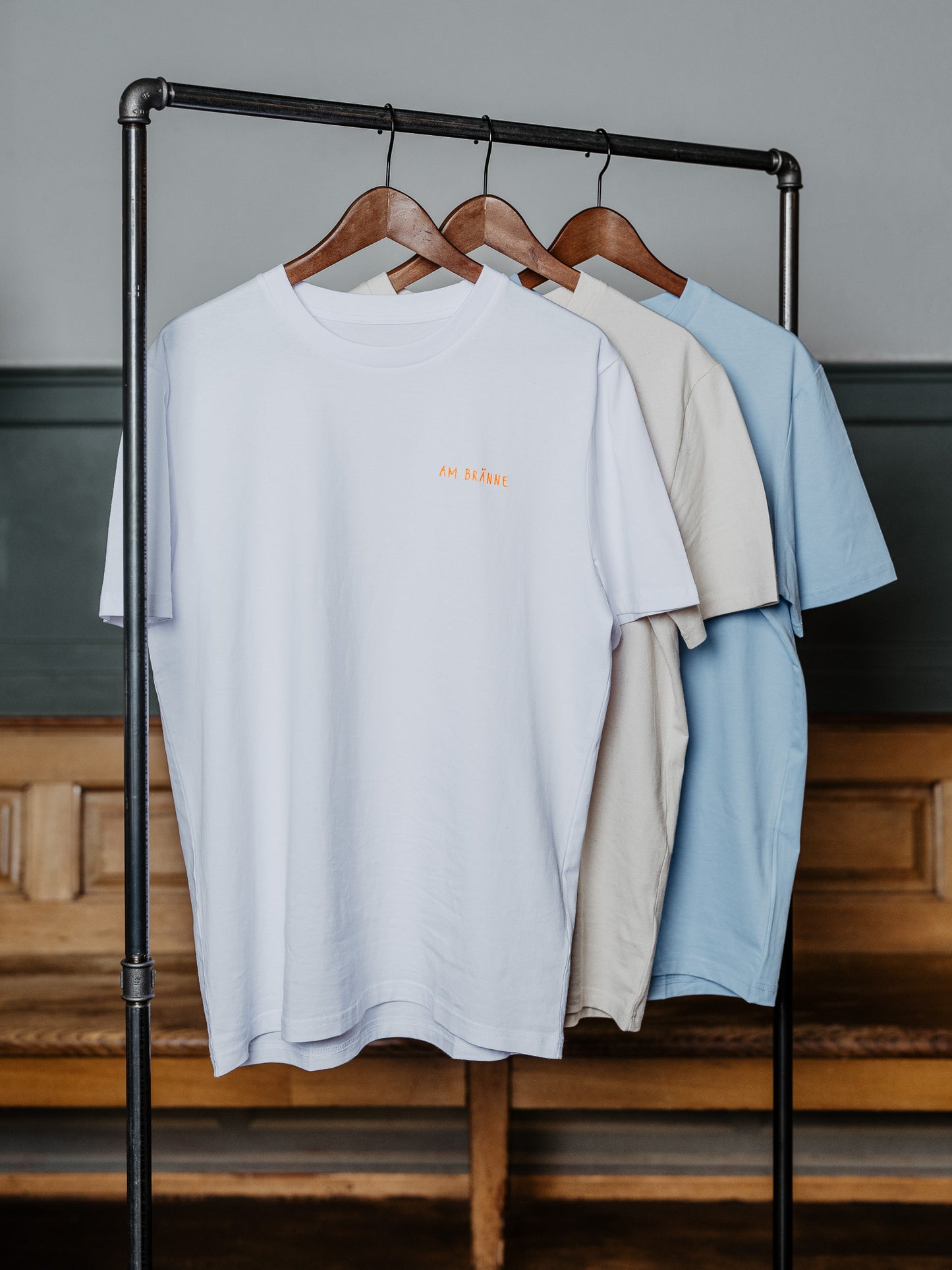 T-Shirt Am Bränne hängt an Kleiderstange