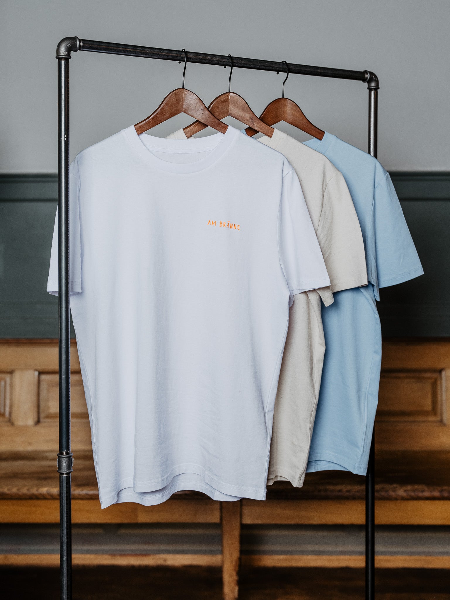 T-Shirt Am Bränne hängt an Kleiderstange
