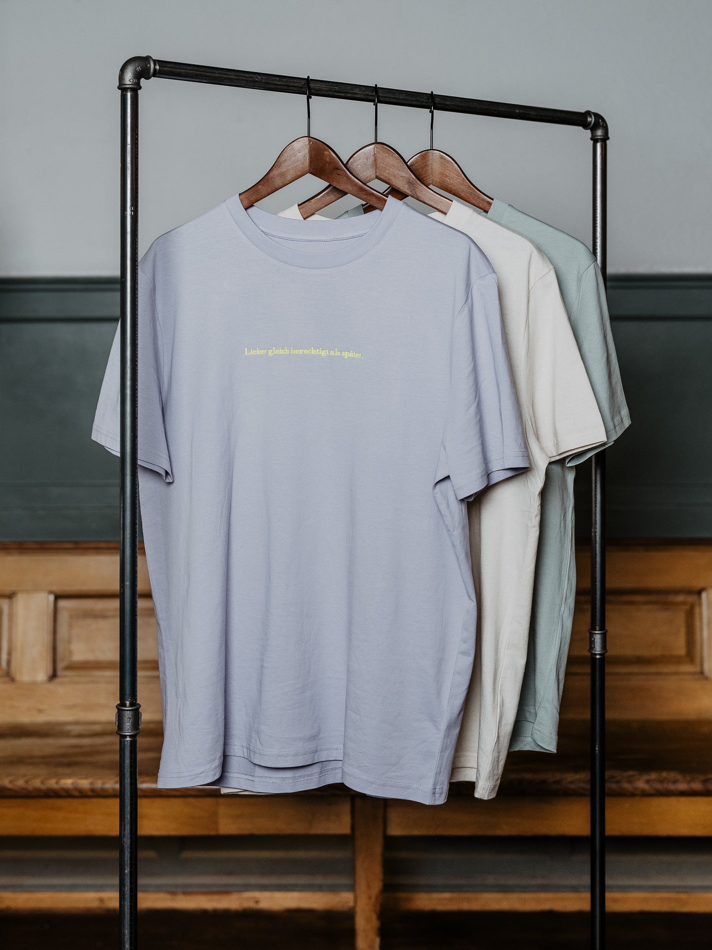 T-Shirt Lieber gleich berechtigt als später hängt an Kleiderstange