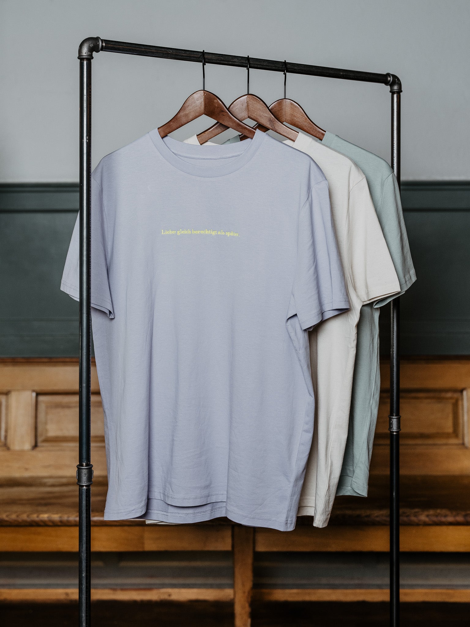 T-Shirt Lieber gleich berechtigt als später hängt an Kleiderstange