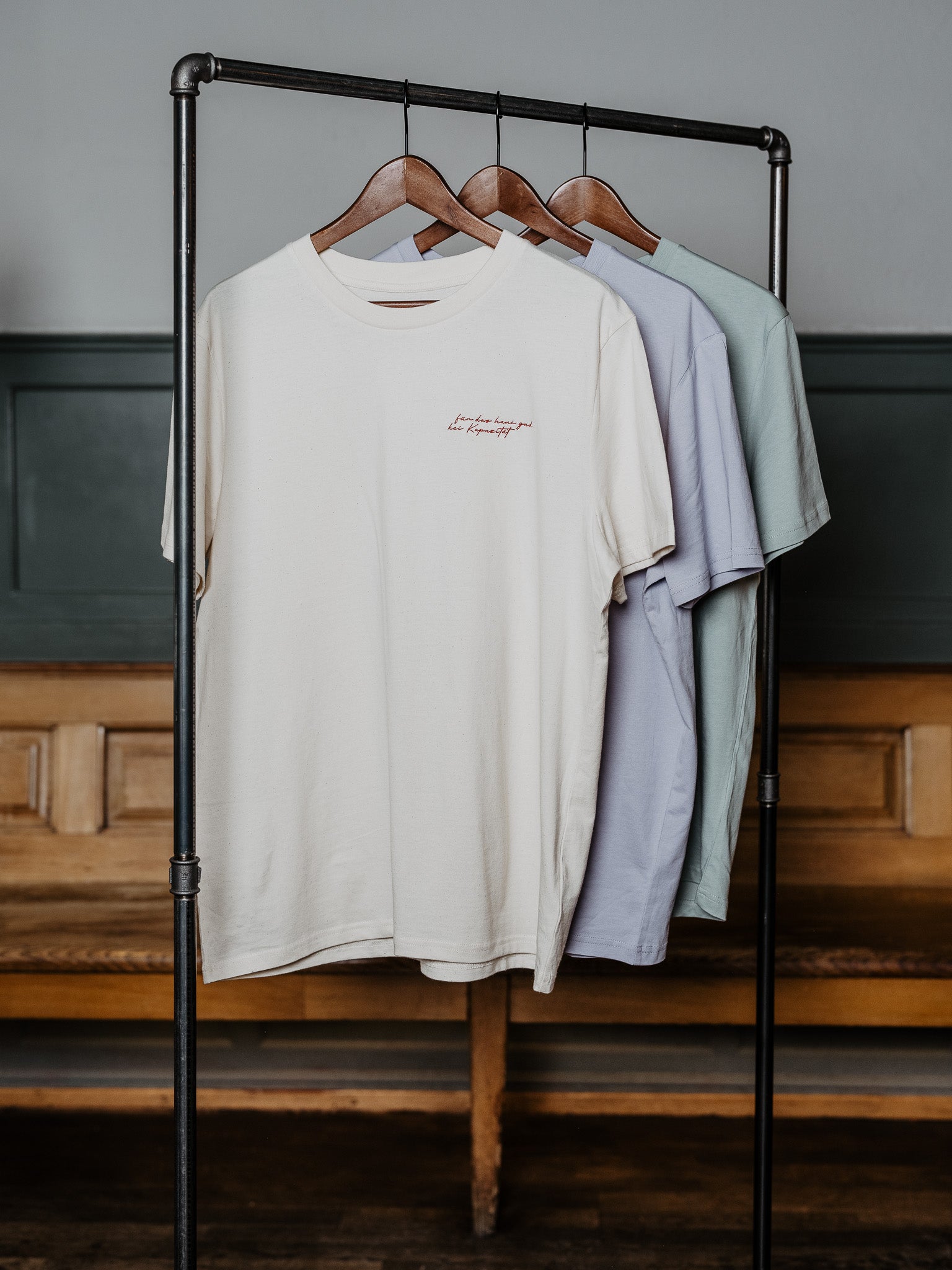 T-Shirt Für das hani gad kei Kapazität hängt an Kleiderstange