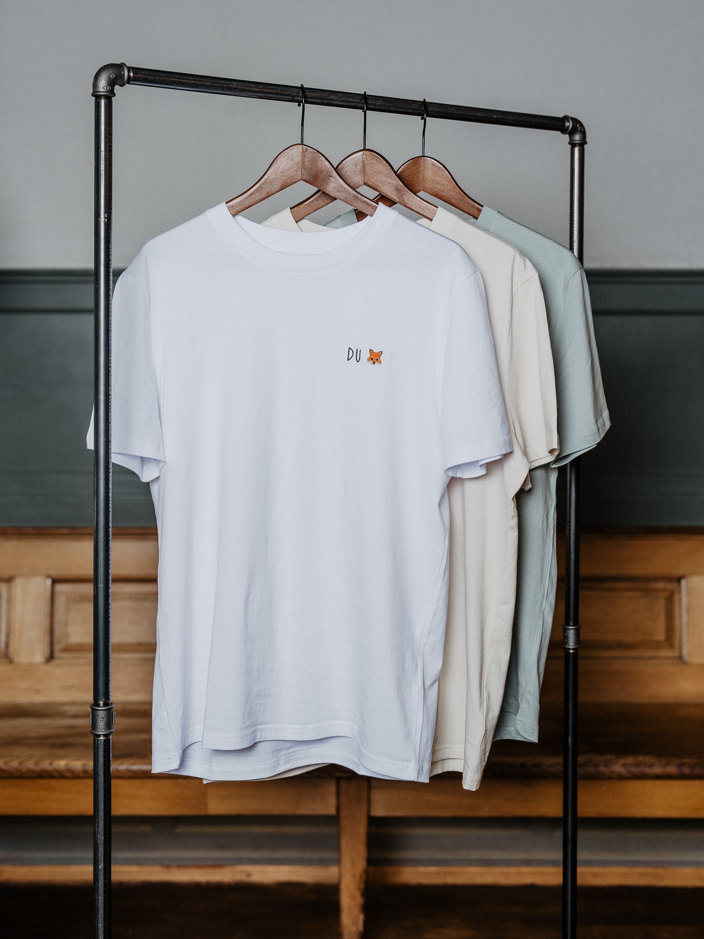 T-Shirt Du Fuchs hängt an Kleiderstange