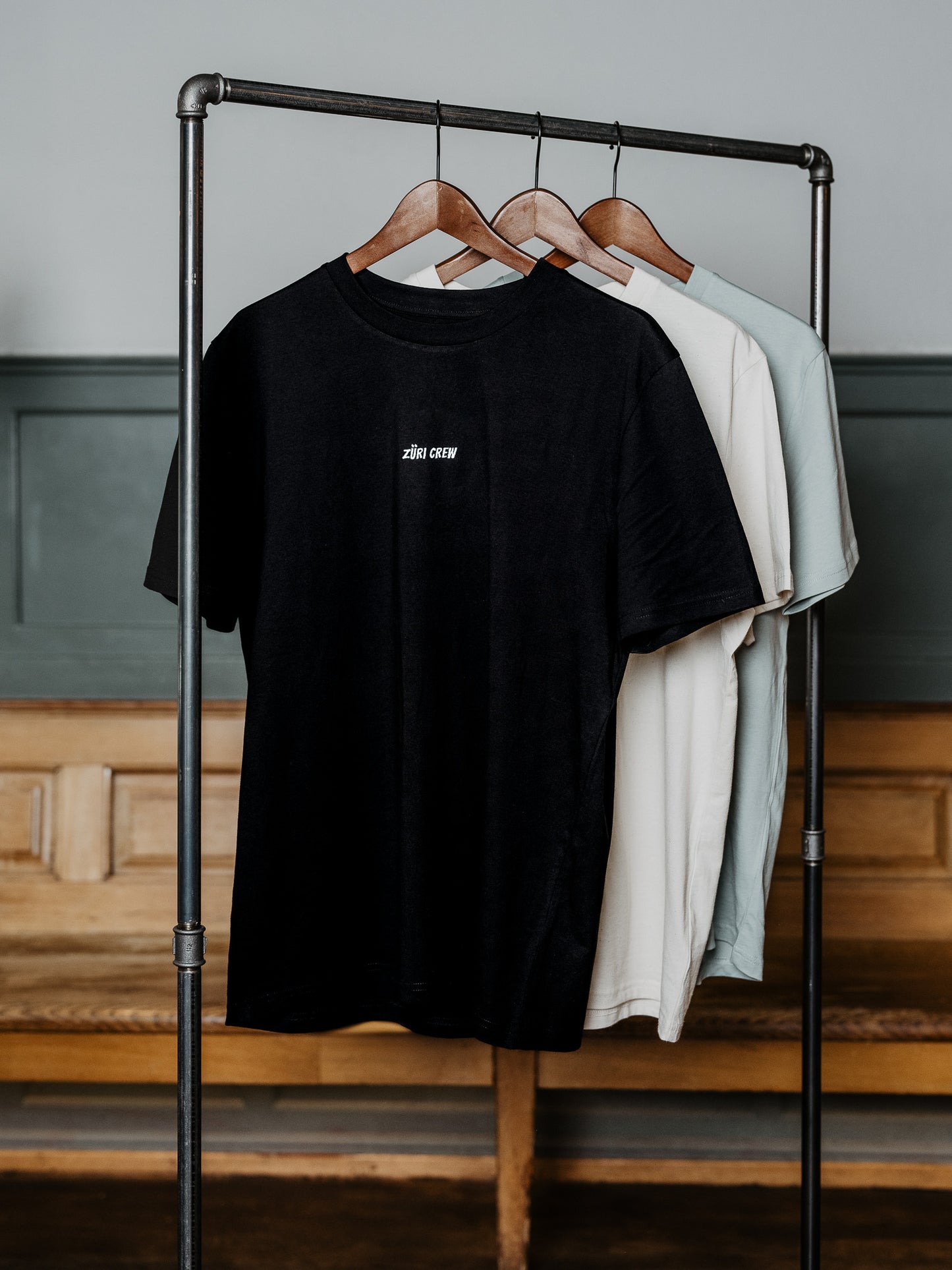 T-Shirt Züri Crew hängt an Kleiderstange