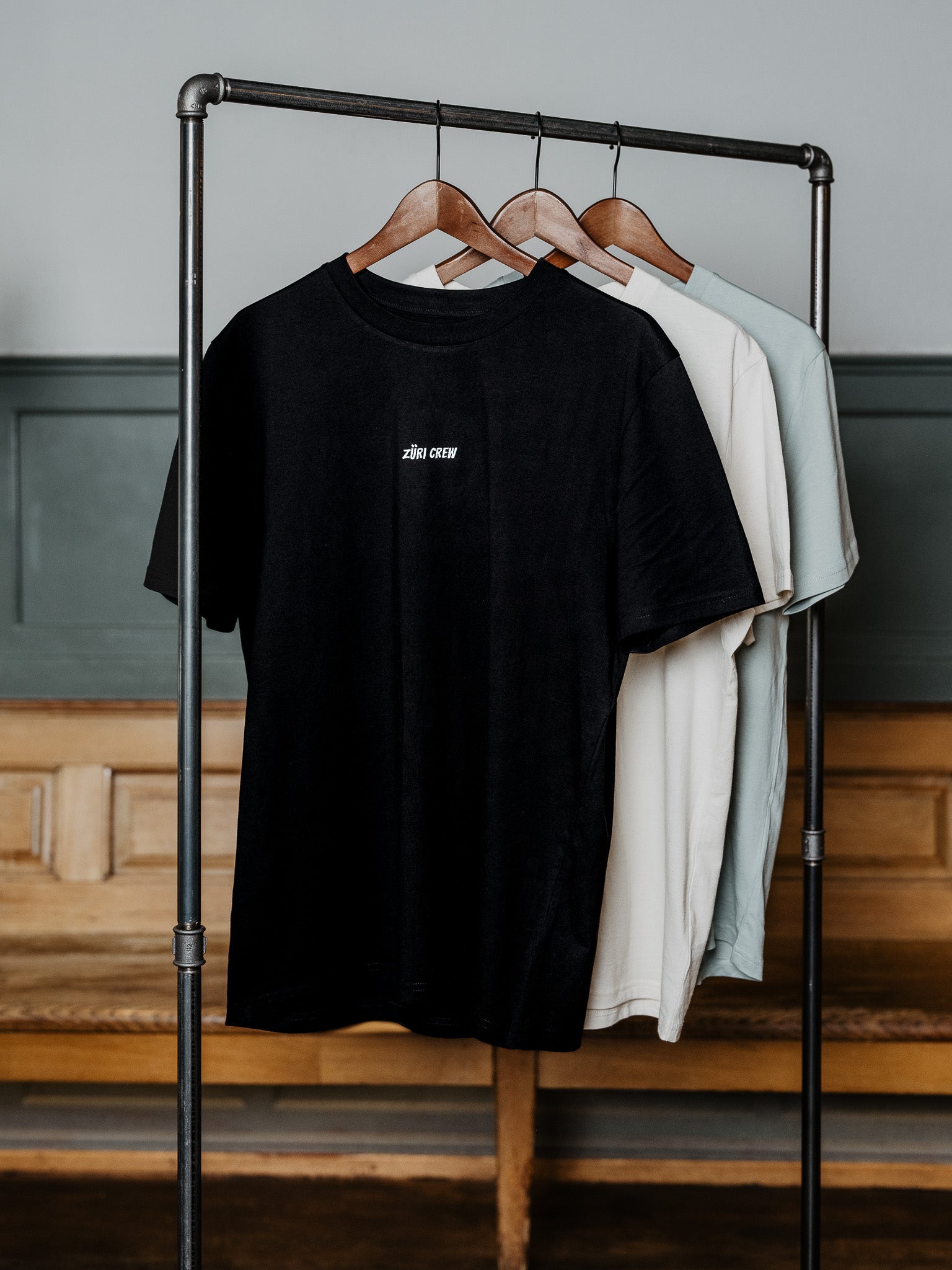 T-Shirt Züri Crew hängt an Kleiderstange